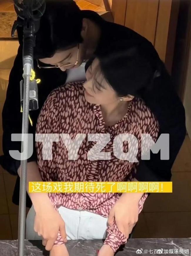《小巷人家》范丞丞背后抱卢昱晓路透 网友:好有性张力!