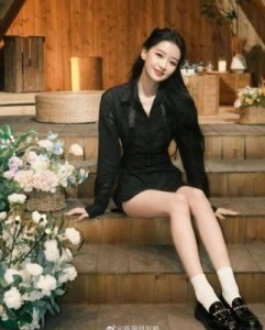​孙怡携7岁女儿买面包，素颜发量引关注，母女发量稀少引热议
