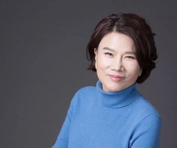 ​董明珠被曝和王自如谈恋爱，两人年龄相差34岁，亲密合照被扒