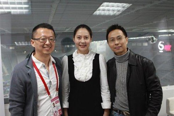 胡娜画展事件始末 传闻在画展上面被泼粪场面混乱不堪