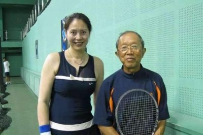 ​胡娜画展事件始末 传闻在画展上面被泼粪场面混乱不堪