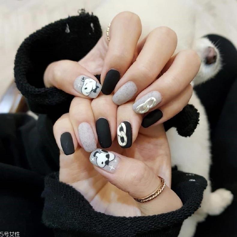 黑色美甲图片花样简单 这几款很日常不招黑 黑色美甲图片花样简单 这几款很日常不招黑