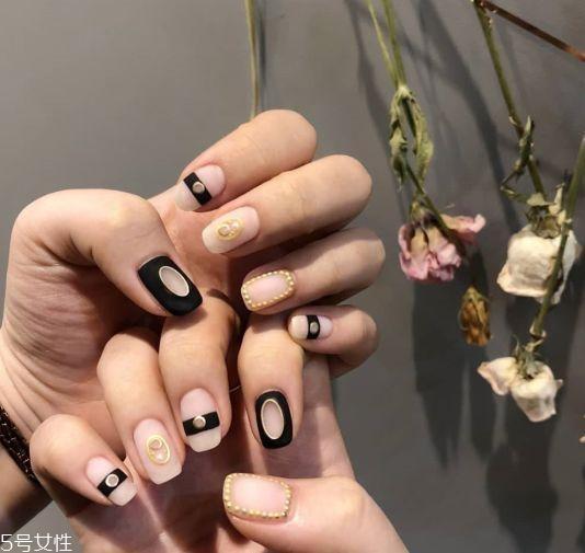 黑色美甲图片花样简单 这几款很日常不招黑 黑色美甲图片花样简单 这几款很日常不招黑