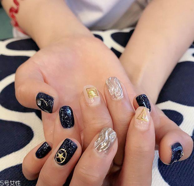 黑色美甲图片花样简单 这几款很日常不招黑 黑色美甲图片花样简单 这几款很日常不招黑