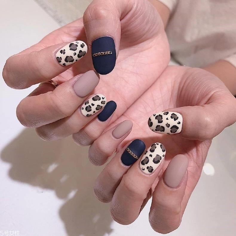 黑色美甲图片花样简单 这几款很日常不招黑 黑色美甲图片花样简单 这几款很日常不招黑