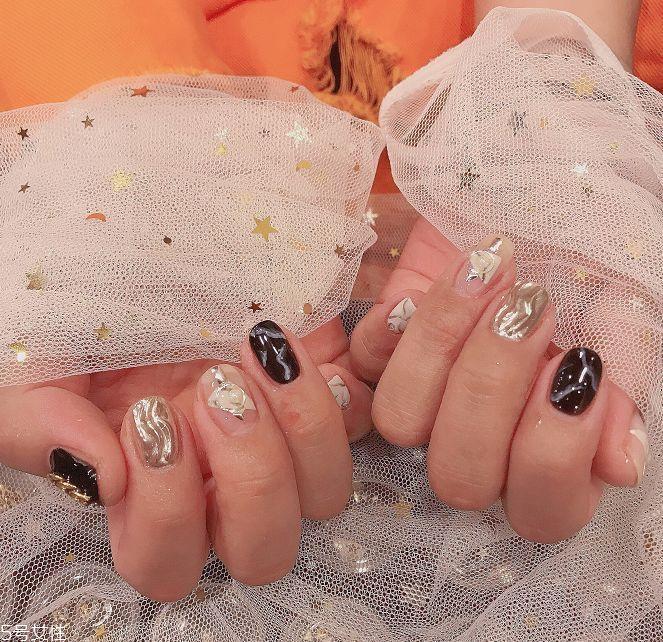 黑色美甲图片花样简单 这几款很日常不招黑 黑色美甲图片花样简单 这几款很日常不招黑