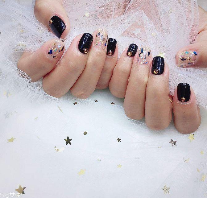 黑色美甲图片花样简单 这几款很日常不招黑 黑色美甲图片花样简单 这几款很日常不招黑