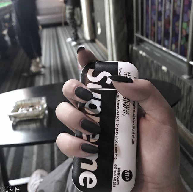 黑色美甲图片花样简单 这几款很日常不招黑 黑色美甲图片花样简单 这几款很日常不招黑