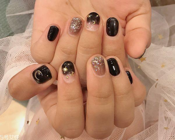 黑色美甲图片花样简单 这几款很日常不招黑 黑色美甲图片花样简单 这几款很日常不招黑