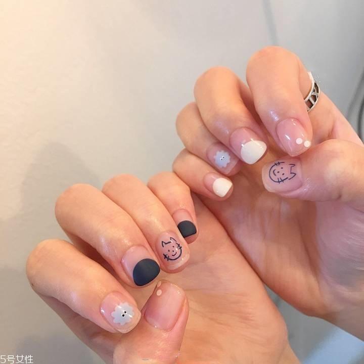 黑色美甲图片花样简单 这几款很日常不招黑 黑色美甲图片花样简单 这几款很日常不招黑