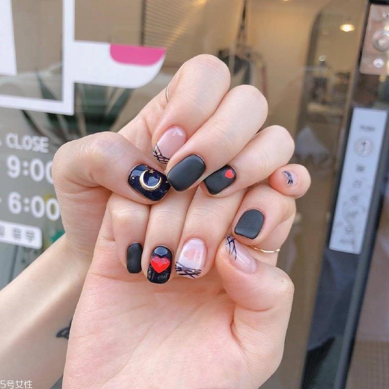 黑色美甲图片花样简单 这几款很日常不招黑 黑色美甲图片花样简单 这几款很日常不招黑
