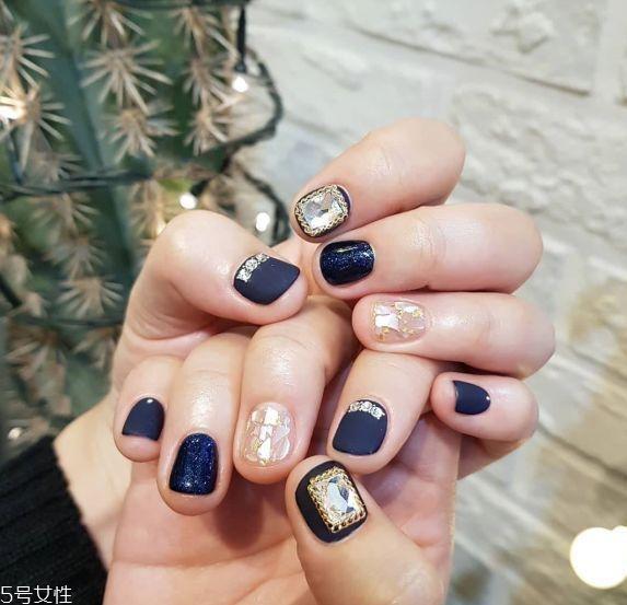 黑色美甲图片花样简单 这几款很日常不招黑 黑色美甲图片花样简单 这几款很日常不招黑