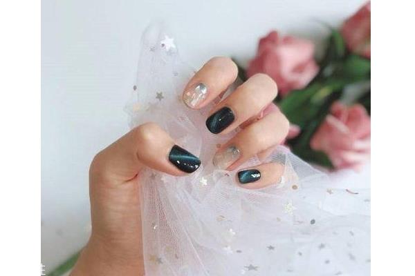 黑色美甲图片花样简单 这几款很日常不招黑 黑色美甲图片花样简单 这几款很日常不招黑