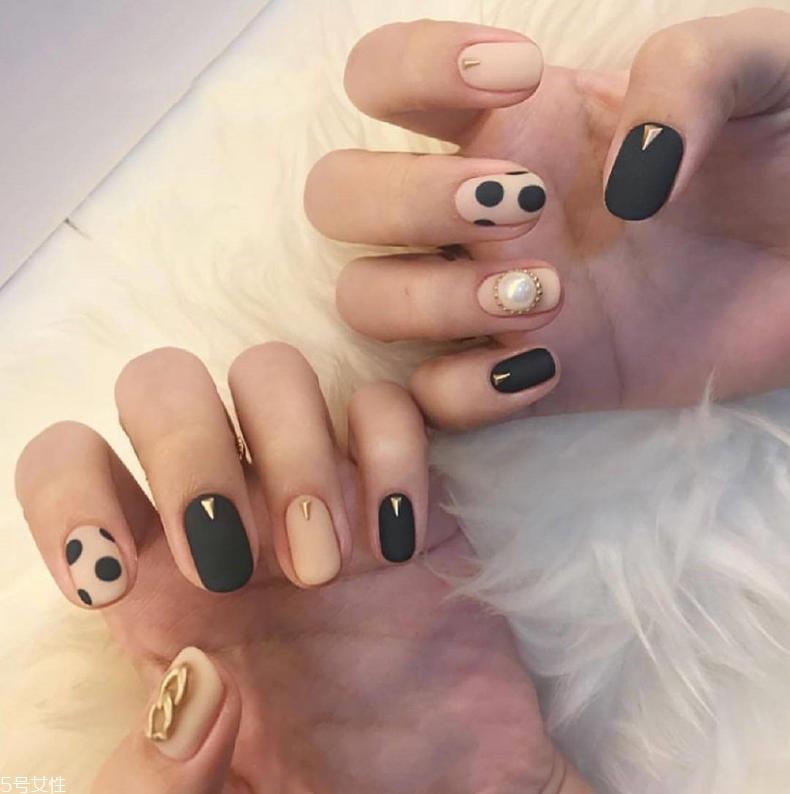 黑色美甲图片花样简单 这几款很日常不招黑 黑色美甲图片花样简单 这几款很日常不招黑
