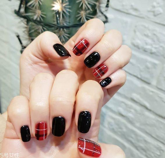 黑色美甲图片花样简单 这几款很日常不招黑 黑色美甲图片花样简单 这几款很日常不招黑