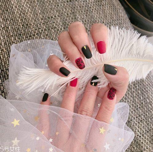 黑色美甲图片花样简单 这几款很日常不招黑 黑色美甲图片花样简单 这几款很日常不招黑