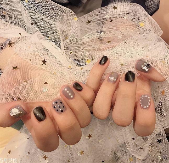 黑色美甲图片花样简单 这几款很日常不招黑 黑色美甲图片花样简单 这几款很日常不招黑