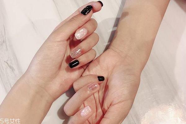 黑色美甲图片花样简单 这几款很日常不招黑 黑色美甲图片花样简单 这几款很日常不招黑