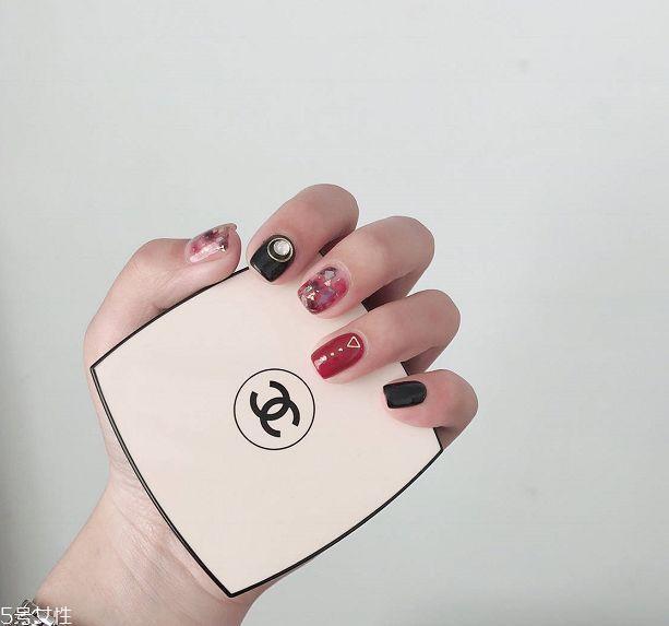 黑色美甲图片花样简单 这几款很日常不招黑 黑色美甲图片花样简单 这几款很日常不招黑