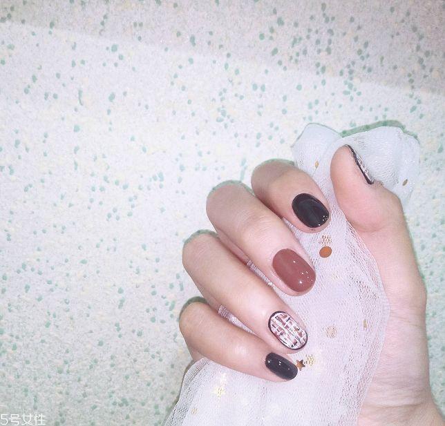 黑色美甲图片花样简单 这几款很日常不招黑 黑色美甲图片花样简单 这几款很日常不招黑
