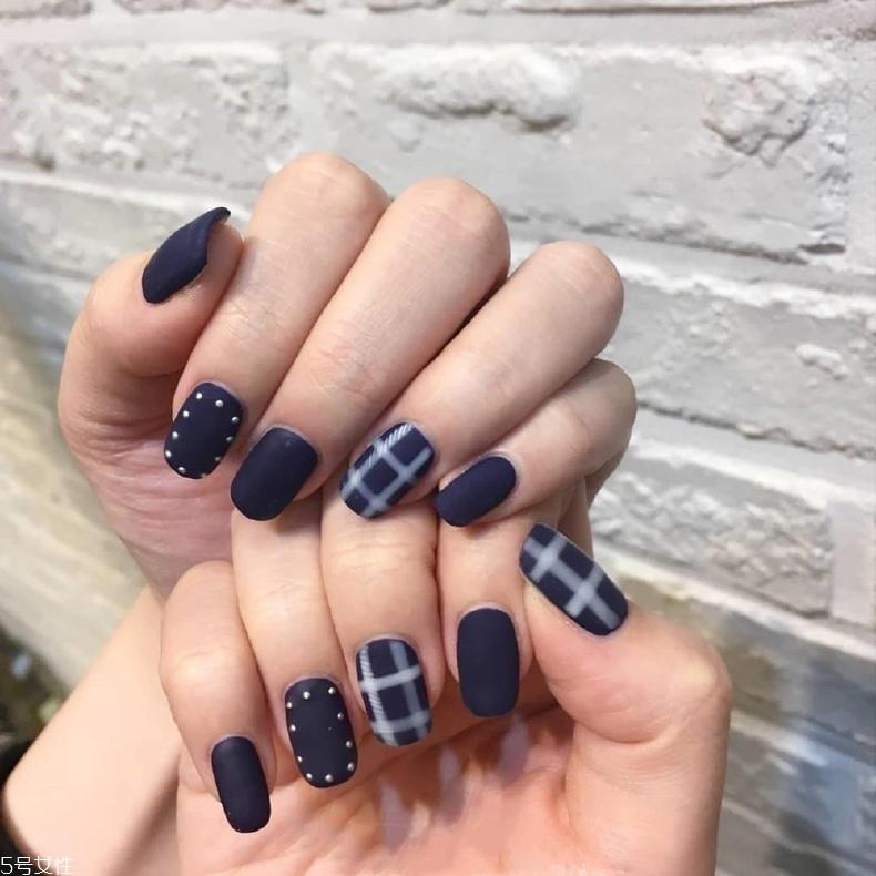黑色美甲图片花样简单 这几款很日常不招黑 黑色美甲图片花样简单 这几款很日常不招黑