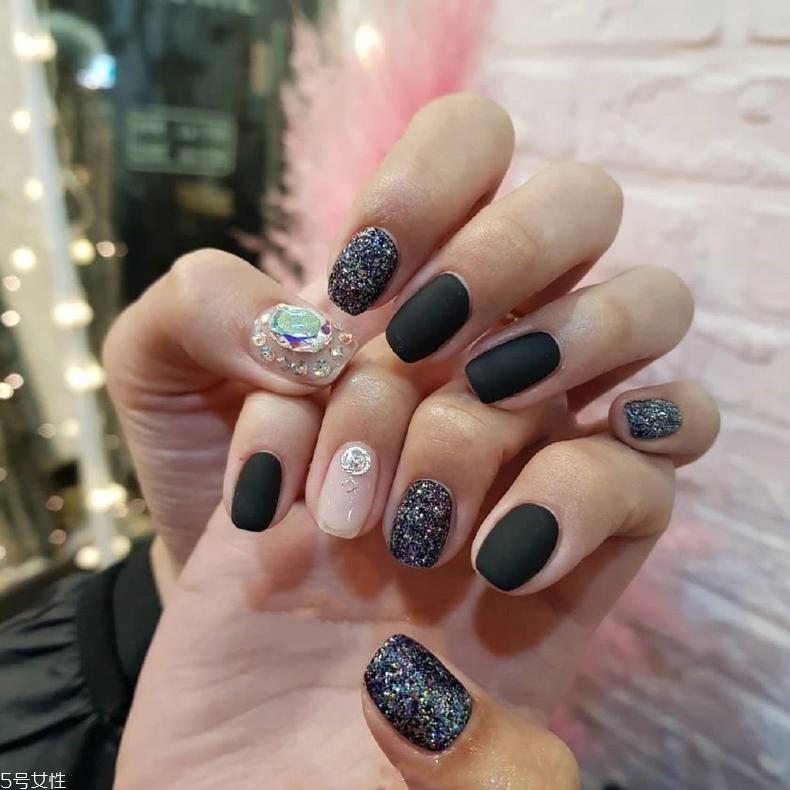 黑色美甲图片花样简单 这几款很日常不招黑 黑色美甲图片花样简单 这几款很日常不招黑