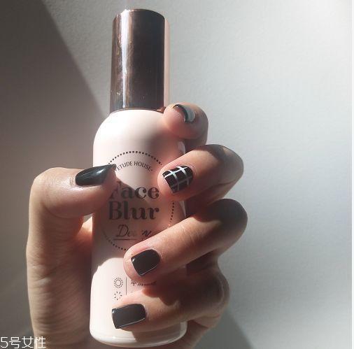 黑色美甲图片花样简单 这几款很日常不招黑 黑色美甲图片花样简单 这几款很日常不招黑