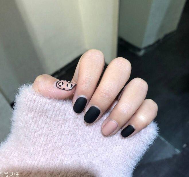 黑色美甲图片花样简单 这几款很日常不招黑 黑色美甲图片花样简单 这几款很日常不招黑