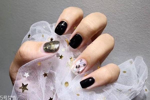 黑色美甲图片花样简单 这几款很日常不招黑 黑色美甲图片花样简单 这几款很日常不招黑