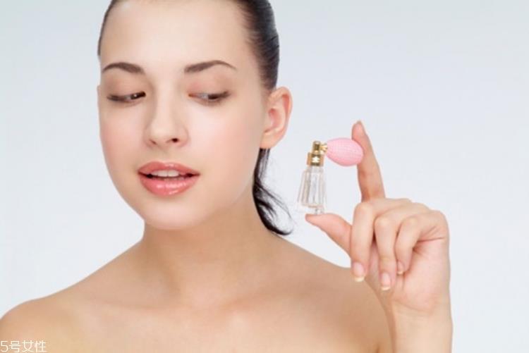 香水怎么喷香味更持久 喷香水香味持久的技巧 香水怎么喷香味更持久 喷香水香味持久的技巧