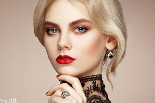 粉底液到底有什么作用 粉底液有什么用处 粉底液到底有什么作用 粉底液有什么用处