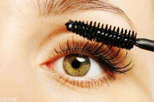 睫毛怎么刷好看 睫毛膏使用技巧和方法 睫毛怎么刷好看 睫毛膏使用技巧和方法