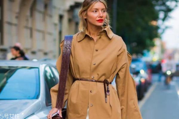 卡其色衣服怎么搭配 今年初秋这样穿 卡其色衣服怎么搭配 今年初秋这样穿