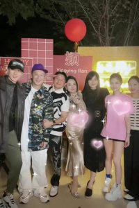​冉莹颖小腹微凸疑怀四胎，和邹市明结婚生三儿子恩爱如初