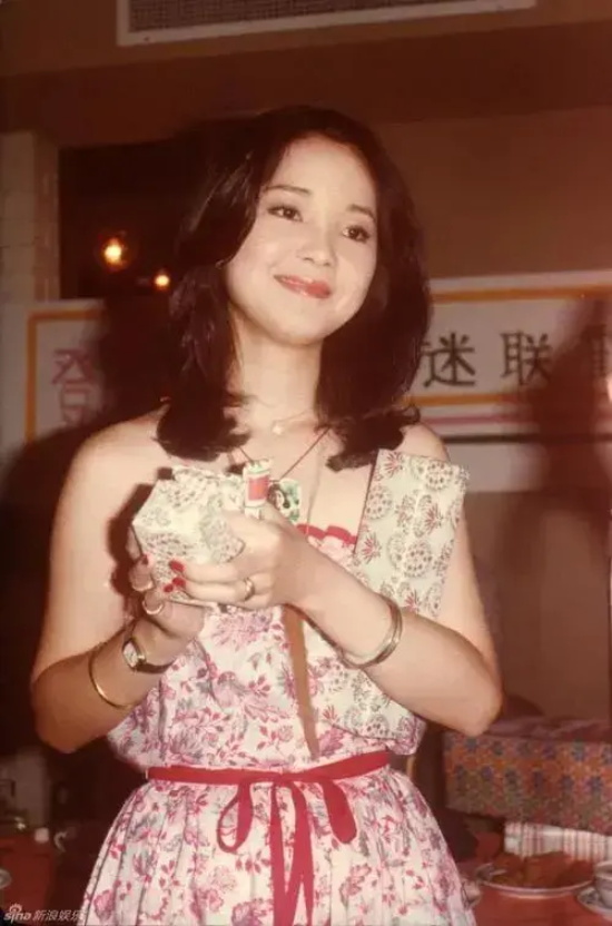 全球华人最成功的女歌手邓丽君年轻时高清写真合集