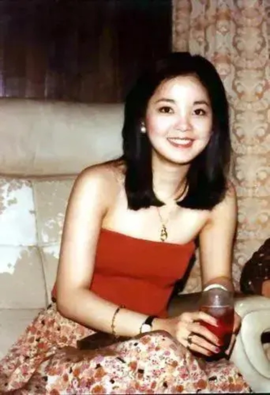 全球华人最成功的女歌手邓丽君年轻时高清写真合集