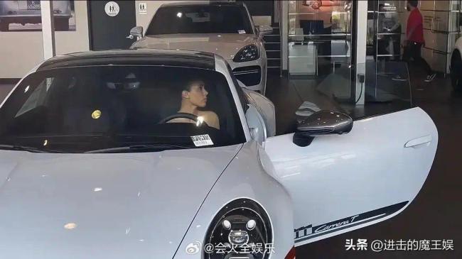 侃爷给妻子买保时捷 付款时妻子坐侃爷腿上网友直呼