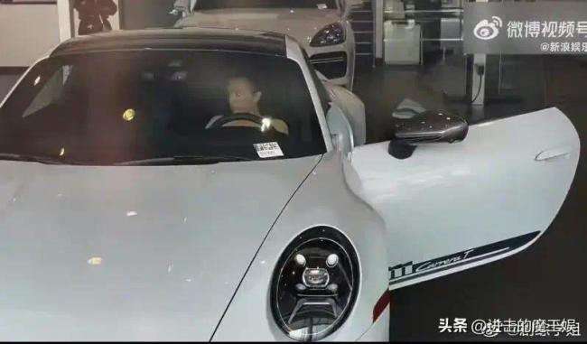 侃爷给妻子买保时捷 付款时妻子坐侃爷腿上网友直呼