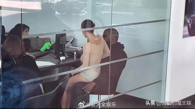 侃爷给妻子买保时捷 付款时妻子坐侃爷腿上网友直呼