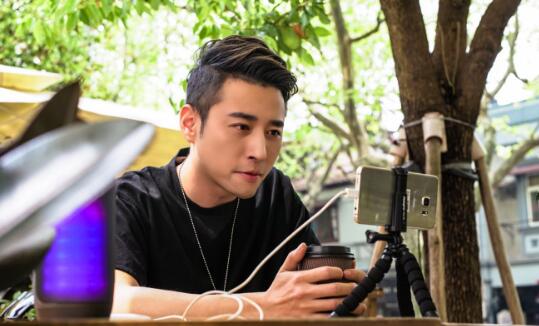 为什么粉丝喜欢或者讨厌钱小佳他是一位很矛盾的主播