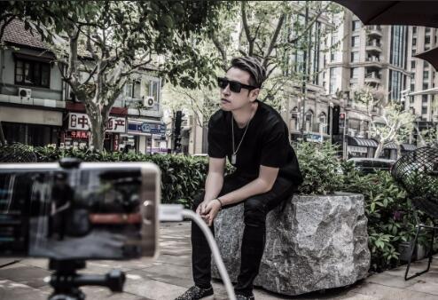 为什么粉丝喜欢或者讨厌钱小佳他是一位很矛盾的主播