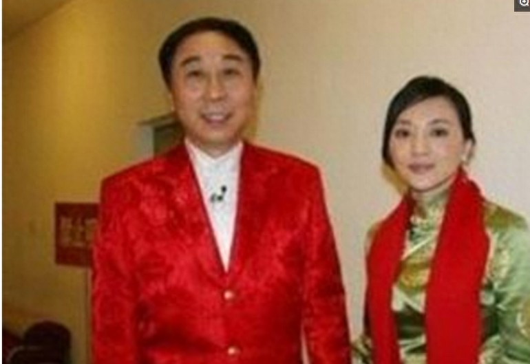 60岁的冯巩全家旧照曝光,儿子帅气妻子美貌如花