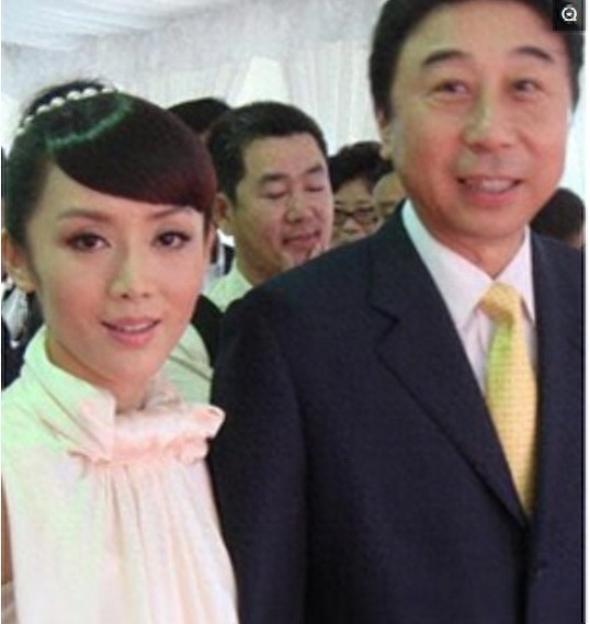 60岁的冯巩全家旧照曝光,儿子帅气妻子美貌如花