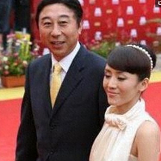 60岁的冯巩全家旧照曝光,儿子帅气妻子美貌如花