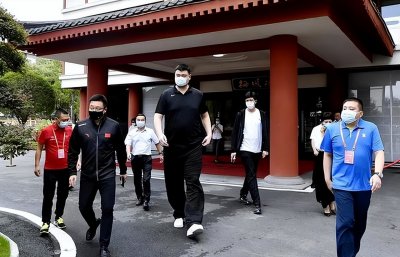 ​42岁姚明出席活动！体重超400斤引担忧，妻子叶莉心疼：压力大