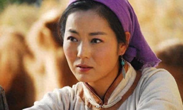 49岁王茜华近照曝光，因生病发胖颇为土气，老公居然是熟悉的他