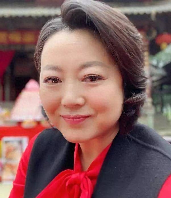 49岁王茜华近照曝光，因生病发胖颇为土气，老公居然是熟悉的他