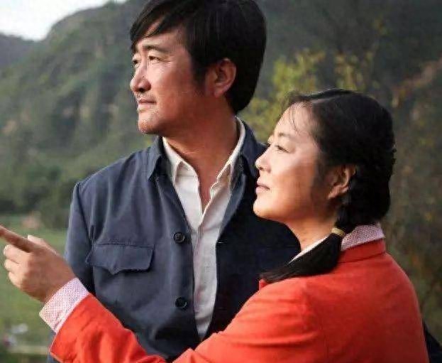 49岁王茜华近照曝光，因生病发胖颇为土气，老公居然是熟悉的他