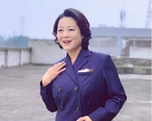 49岁王茜华近照曝光，因生病发胖颇为土气，老公居然是熟悉的他