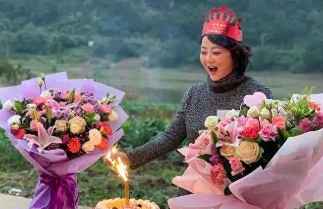 49岁王茜华近照曝光，因生病发胖颇为土气，老公居然是熟悉的他